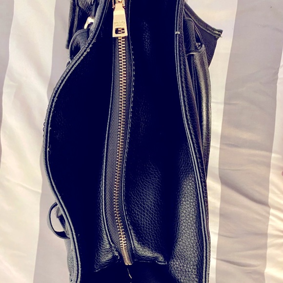 BLACK LEATHER BCBG HANDBAG. GREAT CONDITION! - Picture 4 of 4